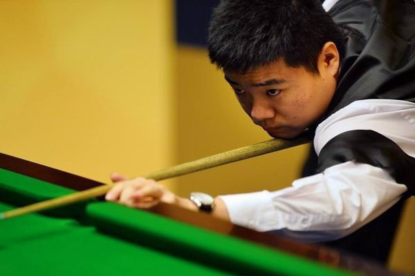 己双手抓住 己双手抓住